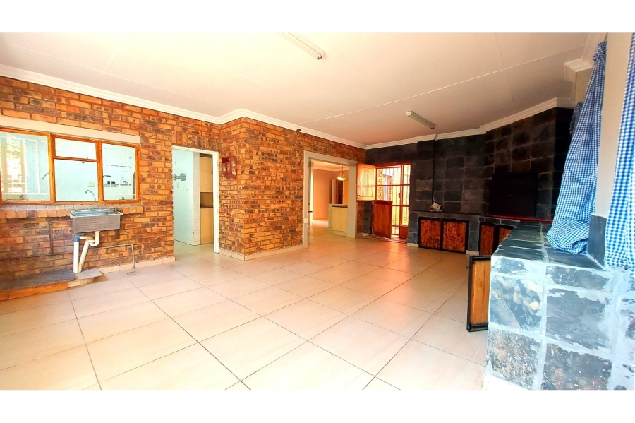 6 Bedroom Property for Sale in Ifafi North West